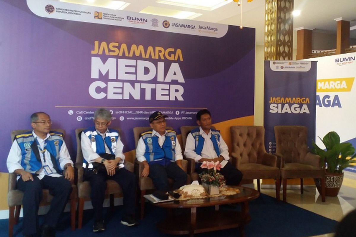 Direktur Operasi II PT Jasa Marga (Persero) Tbk Subakti Syukur (duduk bertopi) saat memberikan pemaparan mengenai persiapan menjelang arus udik dan arus balik.