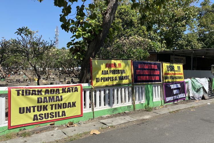 Sejumlah spanduk yang dipasang di depan ponpes Sidoarjo.