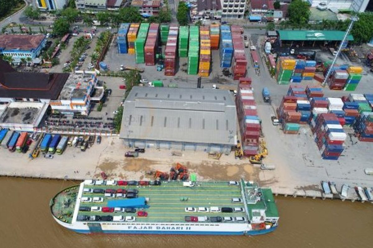 Pelabuhan Boom Baru Palembang adalah pelabuhan yang sudah ada sejak era Belanda dan menjadi pelabuhan di Palembang yang berperan penting dalam ekspor-impor komoditas di Sumatera Selatan.agi. 