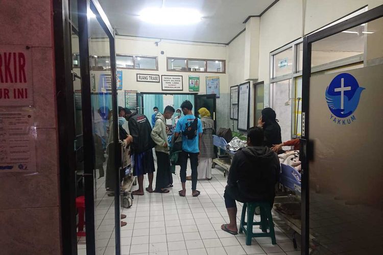 Suasana evakuasi dua pendaki gunung Sumbing yang cidera di RSK Parakan, Kabupaten Temanggung, Jawa Tengah, Senin (10/10/2022) lalu.