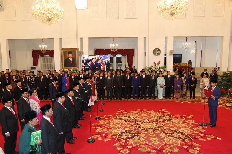 Presiden RI, Joko Widodo melantik menteri-menteri Kabinet Indonesia Maju dan pejabat setingkat menteri di Istana Negara, Jakarta, Rabu (23/10/2019).