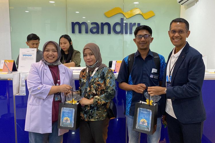 KCP Bank Mandiri Makassar Daya membagikan cokelat kepada para nasabah dalam rangka memperingati Hari Pelanggan Nasional 2024.