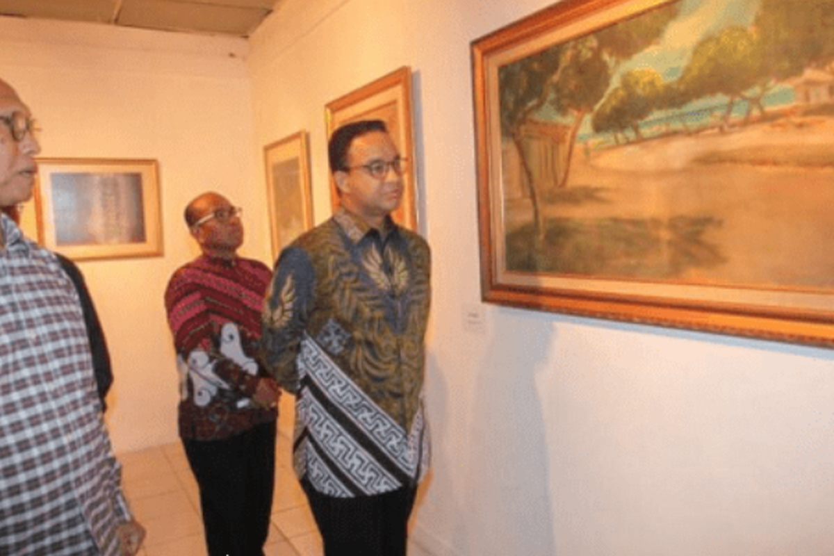 Gubernur Provinsi DKI Jakarta, Anies Baswedan tengah melihat karya seni lukis usai pencanangan revitalisasi TIM, beberapa waktu lalu.

