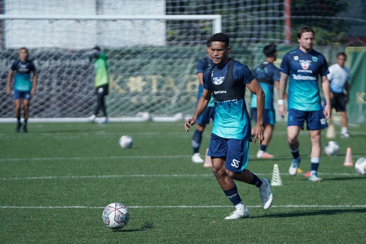 Ricky Kambuaya menguasai bola dalam sesi latihan Persib Bandung Selasa (28/6/2022) di Lapangan Soccer Republic Bandung. Ini adalah latihan pertama Kambuaya di klub barunya itu.