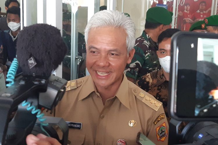 Gubernur Jawa Tengah Ganjar Pranowo saat menghadiri penutupan Festival Pelajar Nusantara di Stadion Manahan Solo, Jawa Tengah, Senin (31/10/2022).