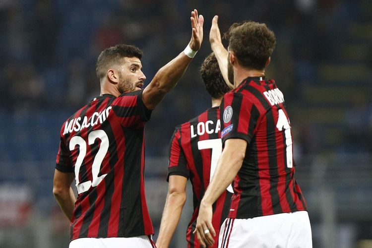 Mateo Musacchio merayakan gol AC Milan ke gawang HNK Rijeka bersama rekannya, Fabio Borini, dalam pertandingan Liga Europa di San Siro, Kamis (28/9/2017).