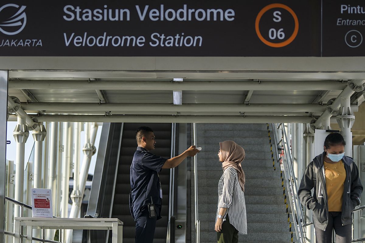 Petugas memeriksa suhu tubuh calon penumpang LRT (Light Rail Transit) di Stasiun LRT Velodrome, Jakarta, Selasa (3/3/2020). Pemeriksaan suhu tubuh penumpang tersebut merupakan upaya untuk mengantisipasi penyebaran virus corona atau Covid-19.