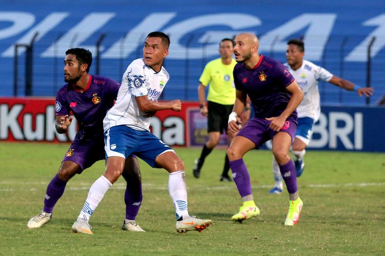 Pemain Persik Kediri Agil Munawar dan pemain Persib Bandung Erwin Ramdani bersiap beerput bola saat pertandingan pekan 17 Liga 1 2021-2022 yang berakhir dengan skor 0-1 di Stadion Sultan Agung Bantul, Minggu (12/12/2021) sore.