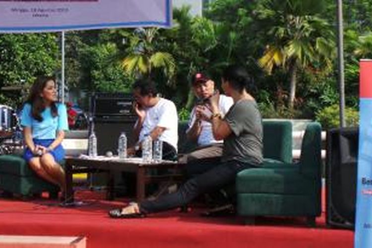 Wakil Ketua KPK Bambang Widjojanto (bertopi) dalam acara talk show sosialisasi radio streaming 