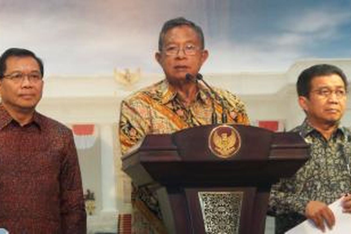 Menteri Koordinator Perekonomian Darmin Nasution dan Kepala Badan Koordinasi Penanaman Modal (BKPM) Frangky Sibarani dan Ketua Dewan Komisioner OJK Muliaman D Hadad (kanan)