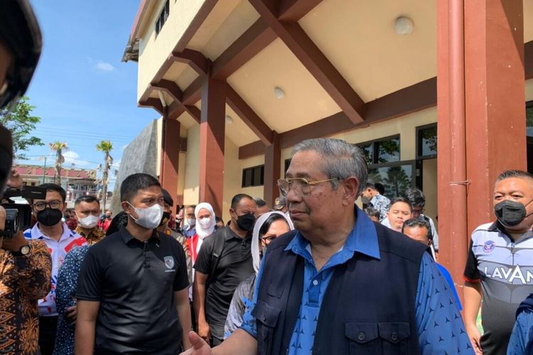 Presiden ke 6 RI Susilo Bambang Yudhoyono saat di Gedung Serbaguna, Siyono, Playen, Gunungkidul, DI Yogyakarta. Kamis (30/6/2022)