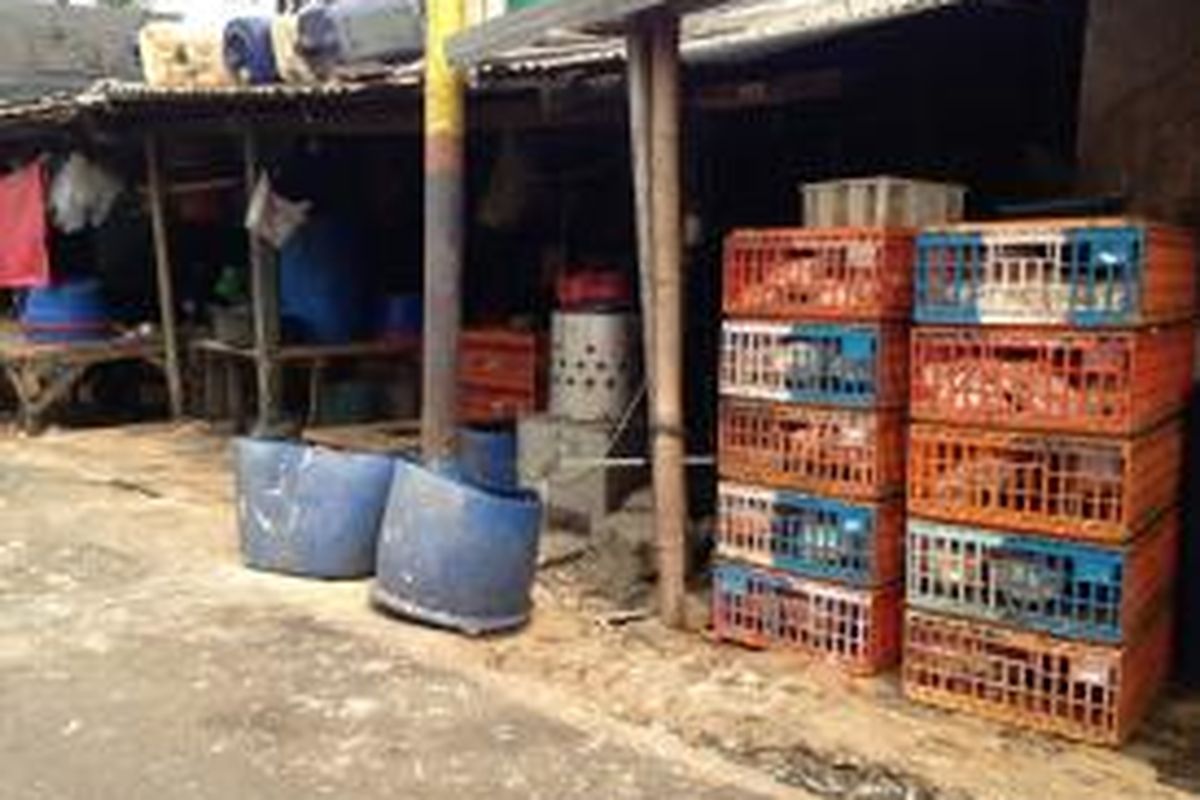 Tampak salah satu rumah pemotongan ayam di Jalan Budi Asih, kawasan Tanah Tinggi, Kecamatan Tangerang, Kota Tangerang, Senin (14/9/2015).