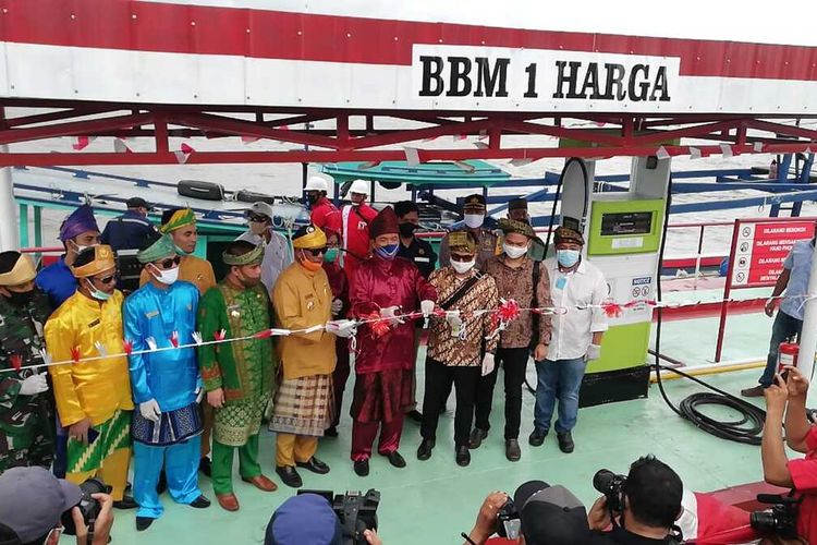 Stasiun pengisian bahan bakar umum (SPBU) satu harga resmi diluncurkan di Pulau Maya, Kabupaten Kayong Utara, Kalimantan Barat (Kalbar), Rabu (17/6/2020).