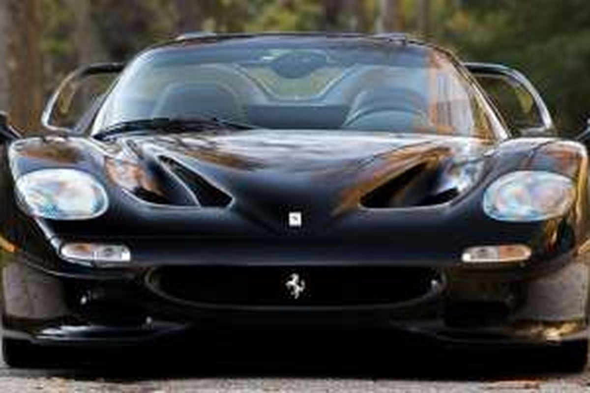 Ferrari F50 berwarna hitam.