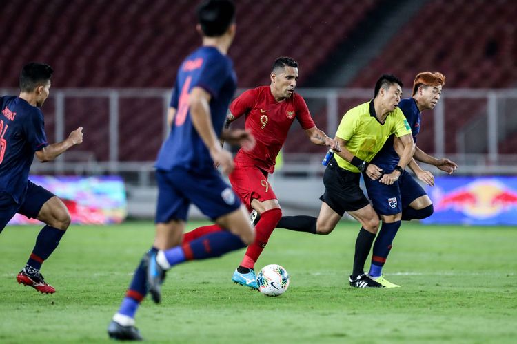 Pesepak bola timnas Indonesia, Alberto Goncalves berebut bola dengan pesepak bola timnas Thailand saat pertandingan Kualifikasi Piala Dunia 2022 Grup G Zona Asia di Stadion Gelora Bung Karno, Senayan, Jakarta, Kamis (10/9/2019). Tim nasional Indonesia menelan kekalahan dari Thailand dengan skor 0-3.