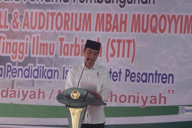 Presiden Joko Widodo saat hadir di Pondok Buntet Pesantren, Kabupaten Cirebon, Jawa Barat, Kamis (13/4/2017).