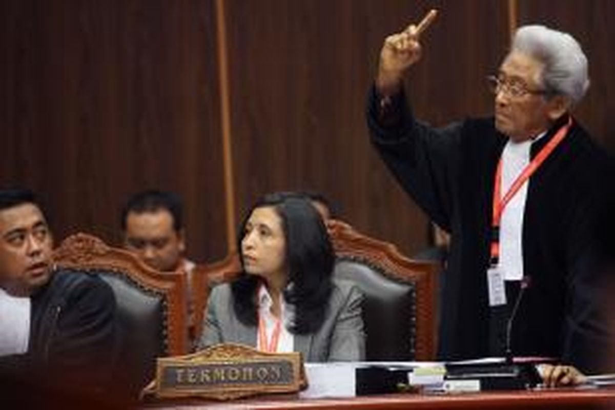 Tim kuasa hukum pihak termohon Komisi Pemilihan Umum (KPU), Adnan Buyung Nasution (kanan) besama Komisioner KPU Ida Budhati (tengah) menjalani sidang ke-3 perselisihan hasil pemilhan umum (PHPU) di Mahkamah Konstitusi, Jakarta, Senin (11/8/2014). Pasangan Prabowo-Hatta menuntut agar MK membatalkan SK KPU yang menetapkan pasangan nomor urut 2 Joko Widodo - Jusuf Kalla sebagai pemenang dalam Pilpres 2014.
