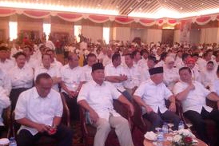 Pasangan calon presiden dan wakil presiden Prabowo Subianto - Hatta Rajasa (dua tengah) menghadiri pemantapan tim kampanye di Hotel Sahid, Jakarta, Selasa (27/5/2014) siang. Hadir seluruh caleg terpilih dari setiap partai koalisi.