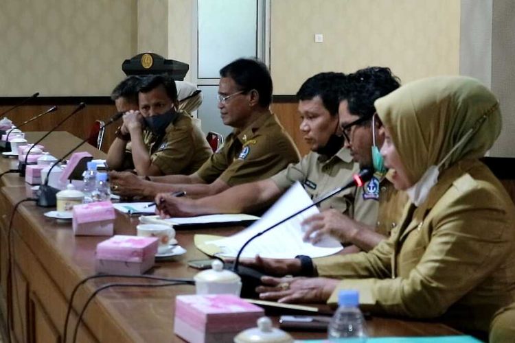 Suasana Rapat Dengar Pendapat (RDP) di kantor DPRD Kabupaten Bone, Sulawesi Selatan membahas kasus Hervina, guru honor yang dipecat melalui pesan singkat akibat postingan rincian gaji selama 4 bulan senilai Rp 700 ribu. Selasa, (16/2/2021).