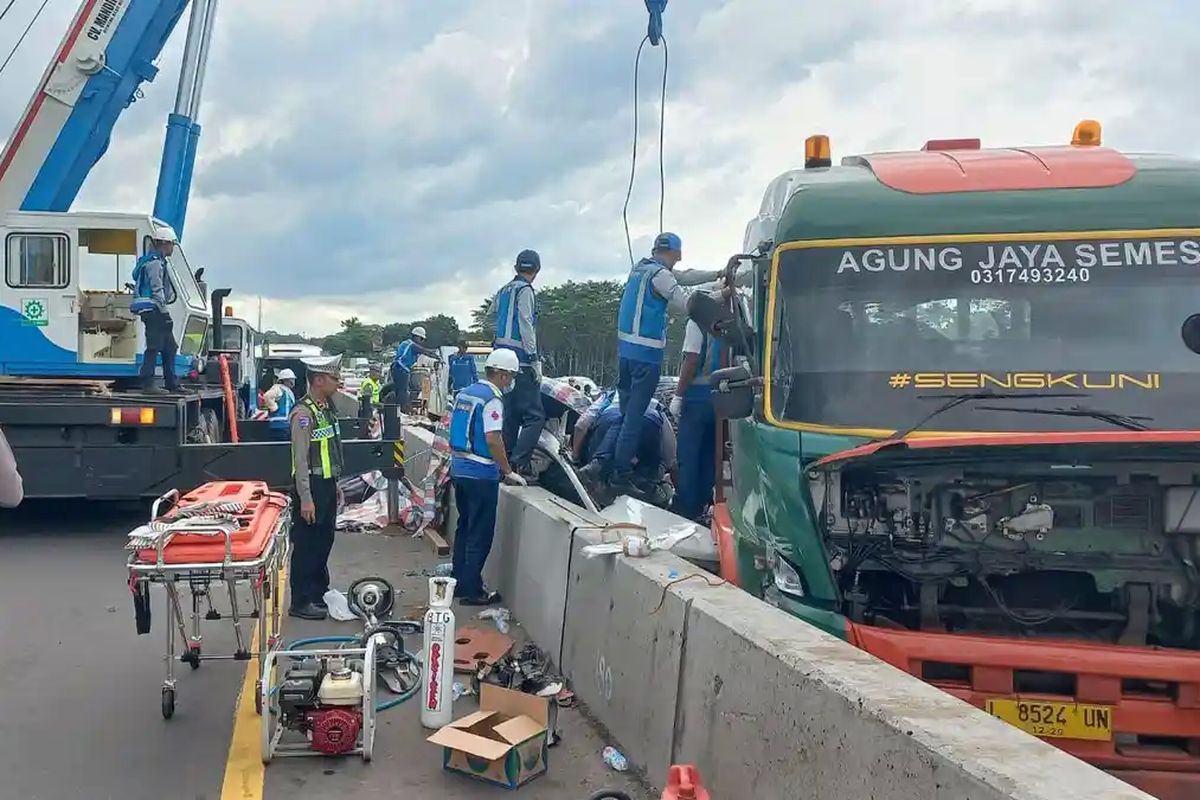 Petugas mengevakuasi korban tabrakan truk trailer dengan dua mobil di ruas Tol Batang-Semarang, tepatnya di KM 354 arah Semarang, Minggu (4/1/2026). Kecelakaan ini mengakibatkan satu orang meninggal dunia. 