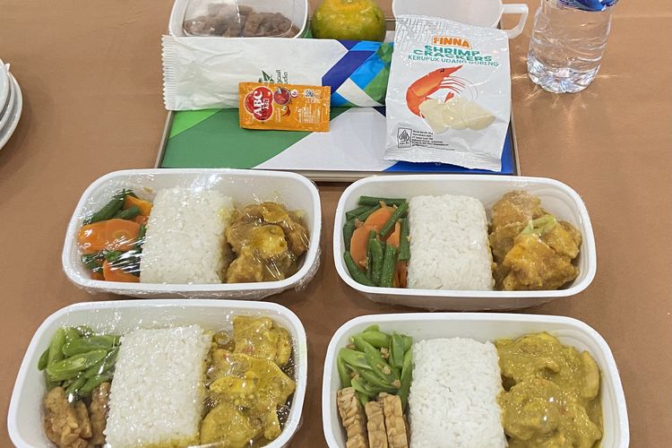 Intip Makanan Jemaah Haji dari Surabaya di Pesawat, Ayam Bumbu Rujak hingga Pesmol