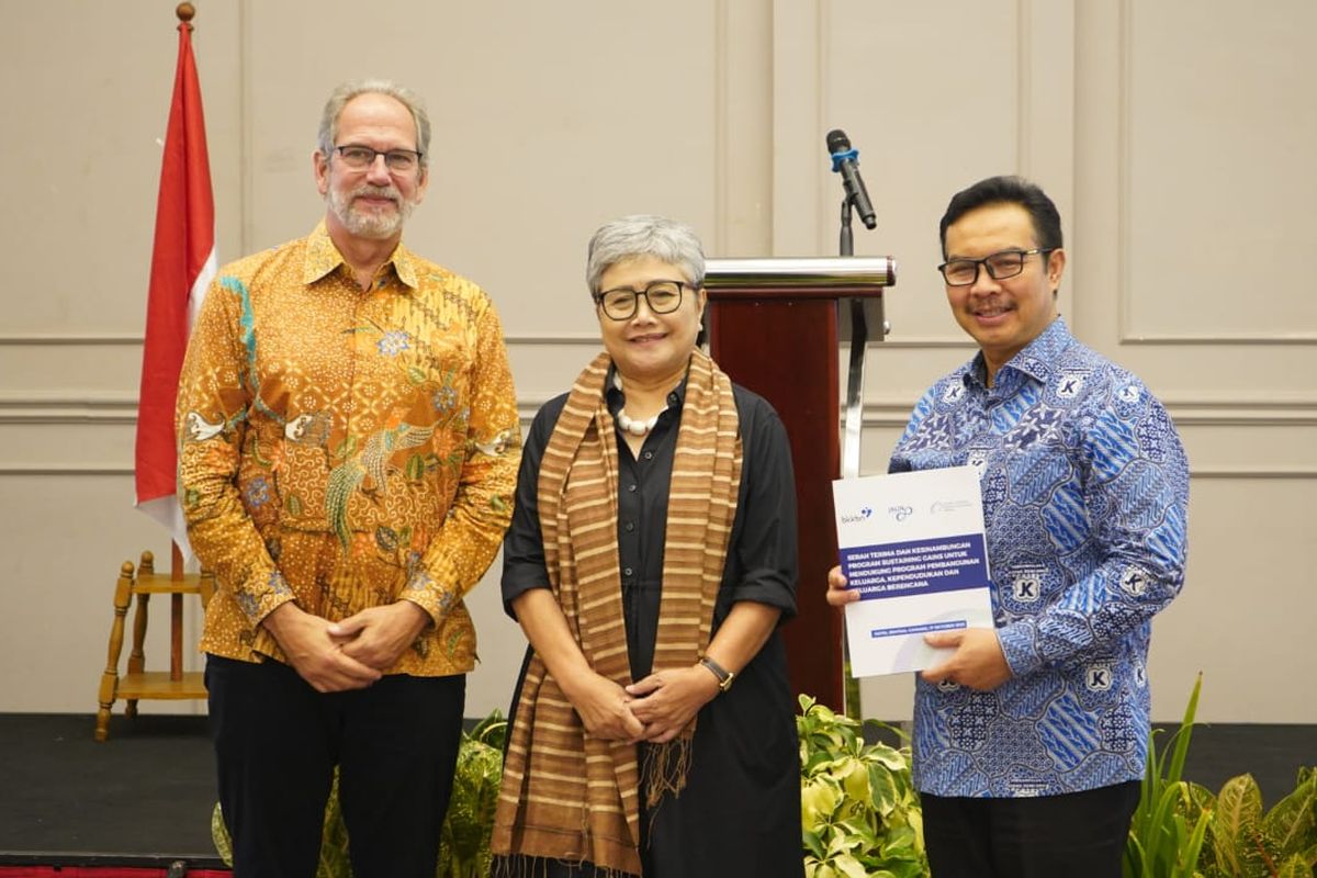 Kepala BKKBN Hasto Wardoyo bersama perwakilan dari John Hopkins Centre for Communication Program (JHCCP), John Hopkins University dalam acara Serah Terima dan Kesinambungan Program Sustaining Gains untuk Mendukung Program Pembangunan Keluarga, Kependudukan dan KB antara JHCCP dengan BKKBN di Hotel Sentra Cawang, Jakarta Timur, Selasa (17/10/2023). 