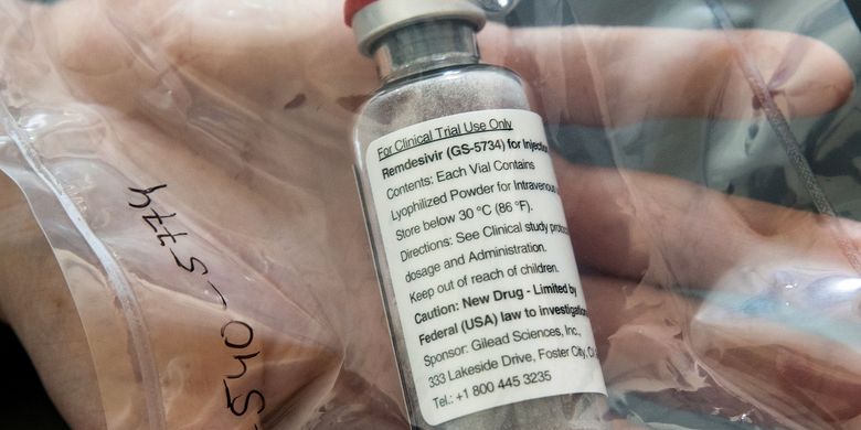 Satu ampul obat Ebola remdesivir ditunjukkan dalam konferensi pers di Rumah Sakit Universitas Eppendorf (UKE) di Hamburg, Jerman, 8 April 2020. Remdesivir kini sedang diuji coba untuk pengobatan Covid-19.