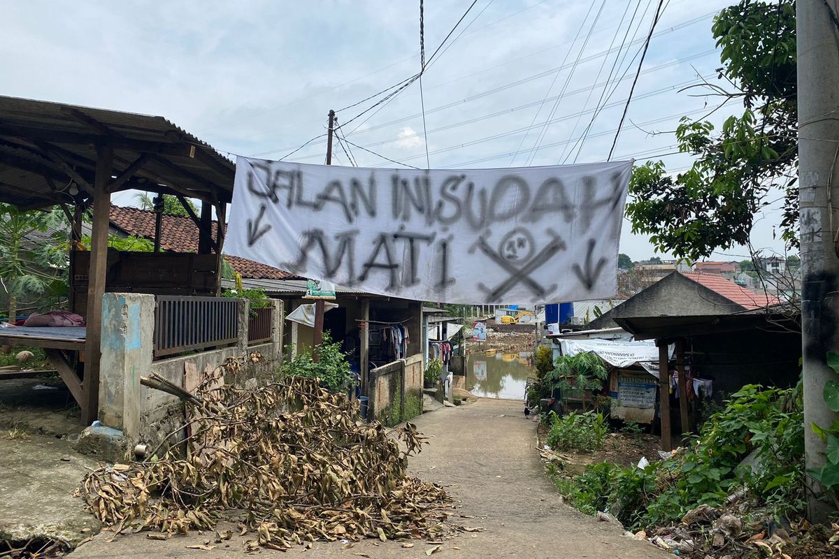 Bentuk protes warga Bulak Barat supaya pemerintah mengatasi banjir yang tidak pernah surut dan menutup akses jalan alternatif di Cipayung, Kota Depok, Senin (29/4/2024).