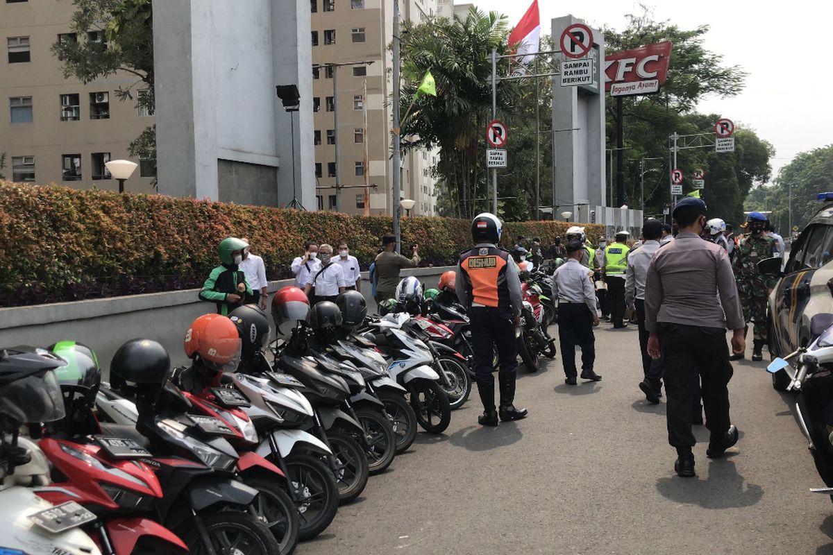 sejumlah pengendara masih memarkirkan motor di bahu jalan di depan Apartemen Kalibata City tepat dekat Flyover Kalibata pada Senin (11/10/2021) siang.