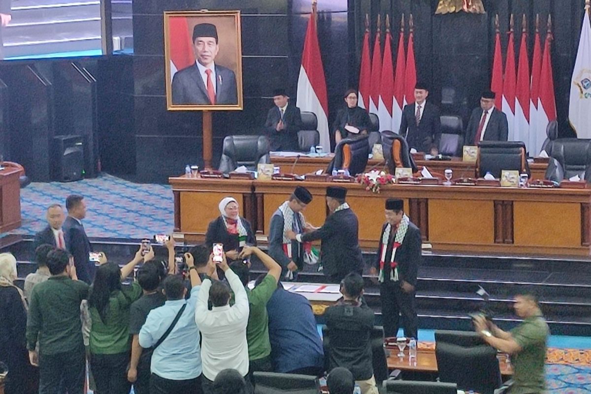 Penjabat (Pj) Gubernur DKI Jakarta Heru Budi Hartono akhirnya mengenakan syal bermotif bendera Palestina saat rapat Paripurna pada Selasa (14/11/2023).