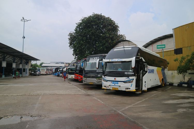 Naik bus Damri