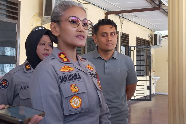 Foto: Kapolres Pematangsian?ar AKBP Sah Udur Togi Marito Sitinjak dan Kanit Tipikor Polres Pematangsian?ar Ipda Lizar Hamdani (Kanan) saat diwawancarai awak media di Mako Polres Pematangsiantar, Jalan Sudirman, Kota Pematangsiantar, Sumatera Utara, Senin (28/7/2025).