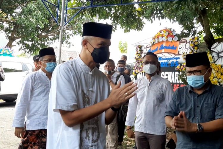 Gubernur Jawa Tengah Ganjar Pranowo melayat ke rumah duka Prie GS, Jumat (12/2/2021).