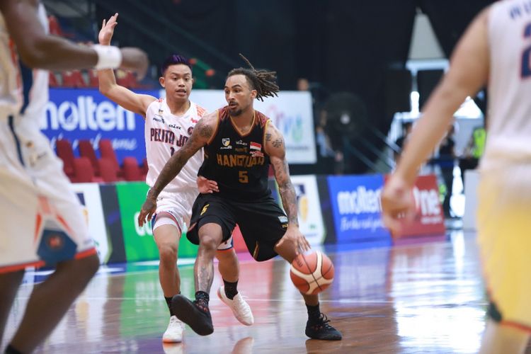 Pebasket andalan Hangtuah, Gary Jacobs Jr (nomor 5), berduel dengan pemain Pelita Jaya Jakarta, Andakara Prastawa, pada laga hari pertama seri keempat IBL Pertamax 2018-2019, di GOR Sritex Arena, Solo, Jawa Tengah, Kamis (10/1/2019).