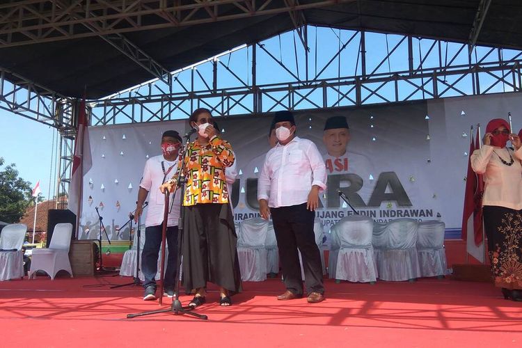 Mantan Menteri KKP, Susi Pudjiastuti menyampaikan orasi politik usai deklarasi pasangan Jeje Wiradinata-Ujang Endin di Alun-alun Parigi Jumat (4/9/2020)
