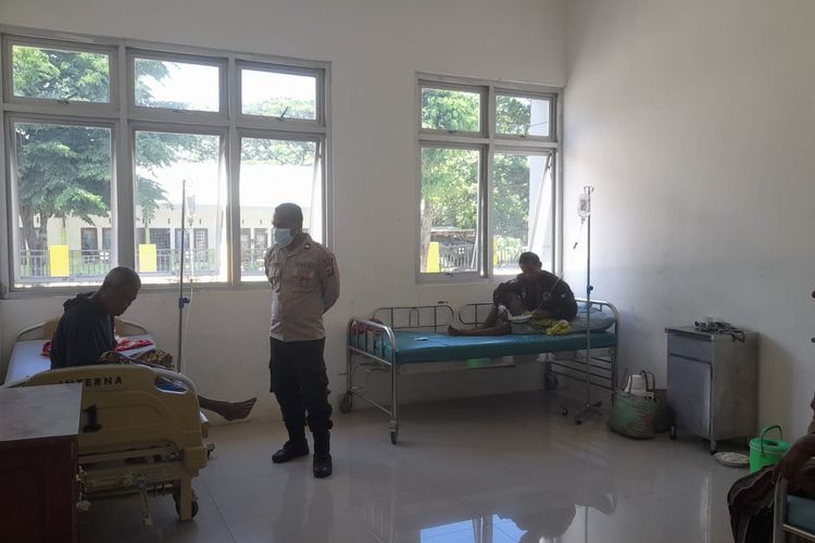 Warga yang keracunan daging sapi, menjalani perawatan medis di Puskesmas Lurasik