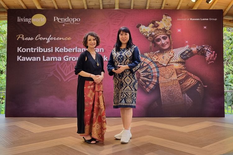 Direktur Pendopo Tasya Widya Krisnadi (kiri) dan Direktur Living World Jannywati berpose seusai acara jumpa pers di Living World Denpasar, Bali, Jumat (8/12/2023).