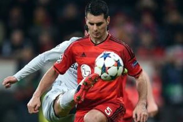 Bek Emir Spahic pindah dari Bayer Leverkusen ke Hamburg SV.