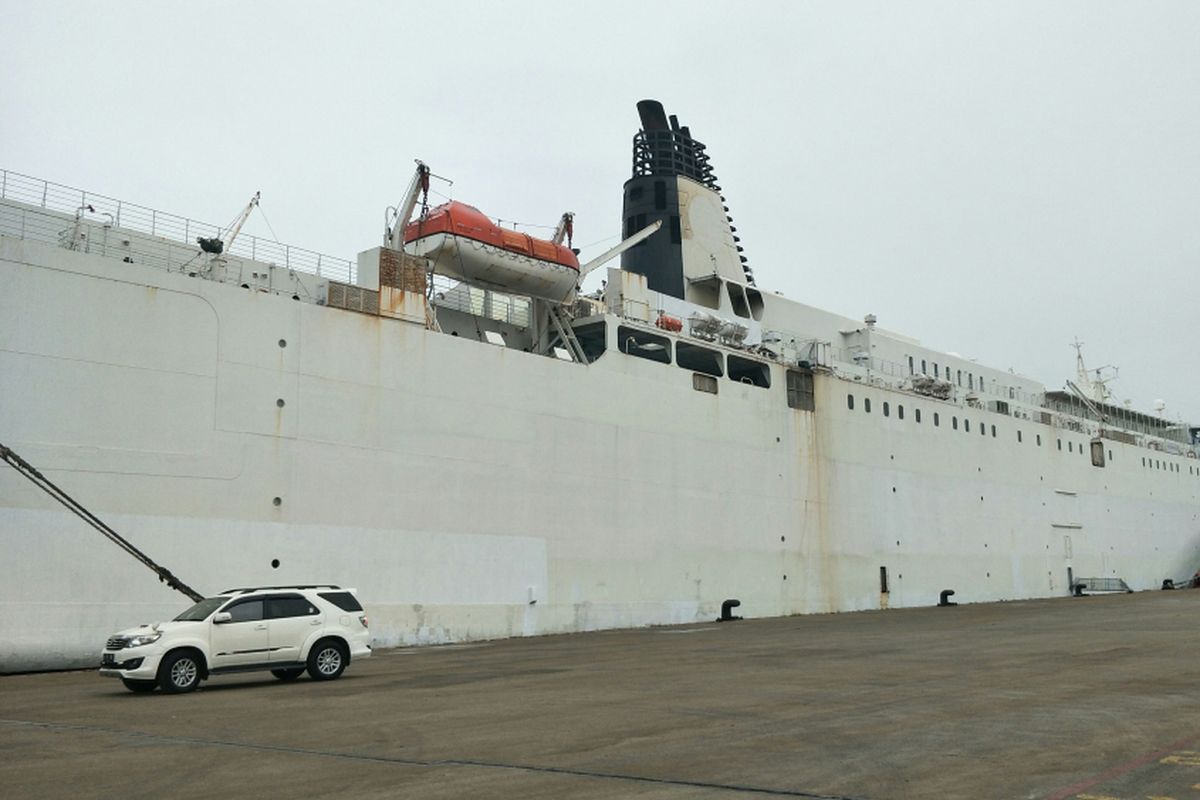 Pelayaran Perdana Angkutan Penyeberangan Jarak Jauh Lintas Jakarta-Surabaya dengan Kapal Motor (KM) Roro Prayasti di dermaga PT Indonesia Kendaraan Terminal, Tanjung Priok, Jakarta Utara, Minggu (10/12/2017).