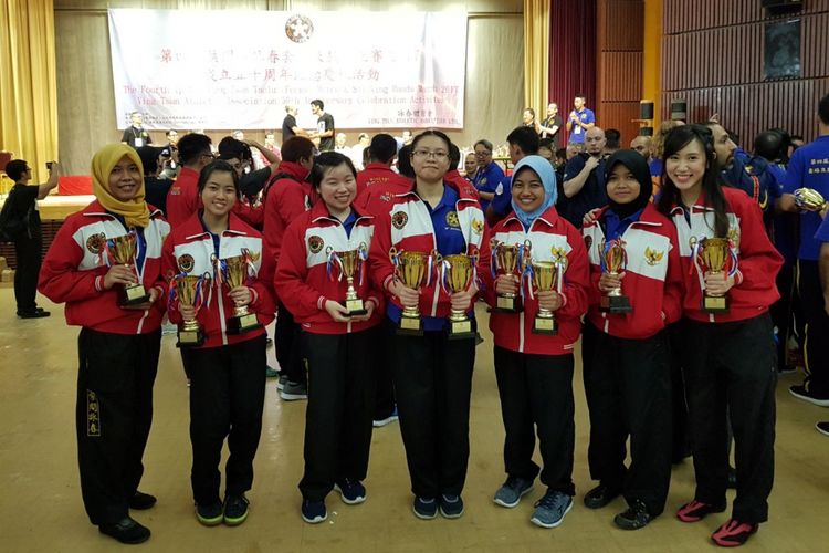 Para atlet wing chun Indonesia yang meraih piala pada ajang Kejuaraan Wing Chun Dunia The 4th Ip Man Ving Tsun Match yang diselenggarakan oleh Ving Tsun Athletic Association, Hongkong, pada Sabtu (7/10/2017).
