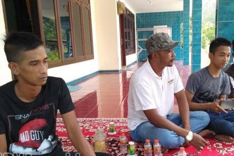 Para tetangga memberikan dukungan moril terhadap kedua anak almarhum Mochammad Zaini, Senin (19/3/2018). 