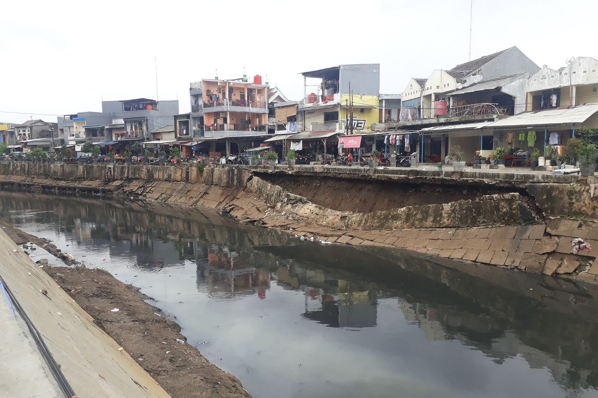 Turap Kali Sunter sepanjang 37 meter di Jalan Sunter, Pulogadung, Jakarta Timur, Rabu (8/1/2020).