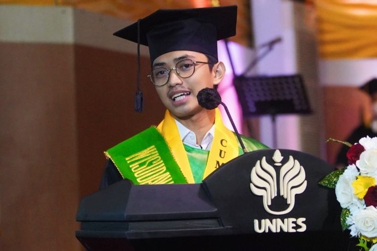 Raffi Nanda Bagus merupakan salah satu wisudawan terbaik Universitas Negeri Semarang (Unnes) tahun 2023 pada upacara wisuda Unnes ke-114 pada 8-9 Maret 2023.
