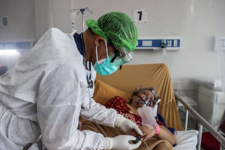 Dokter melakukan pemeriksaan terhadap pasien Covid-19 di RSUD Kota Bogor, Jawa Barat, Jumat (12/2/2021). Rumah Sakit Umum Daerah (RSUD) Kota Bogor menjadi rumah sakit (RS) khusus untuk pasien virus corona (Covid-19) sesuai surat edaran Kementerian Kesehatan (Kemkes).