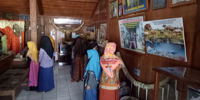 Momen libur hari raya Idul Fitri 2017 menjadi berkah tersendiri bagi warga Desa Banjarejo, Kecamatan Gabus, Kabupaten Grobogan, Jawa Tengah. Pasca lebaran jumlah pengunjung yang berdatangan memadati Rumah Fosil Banjarejo meningkat signifikan setiap harinya, Jumat (30/6/2017).