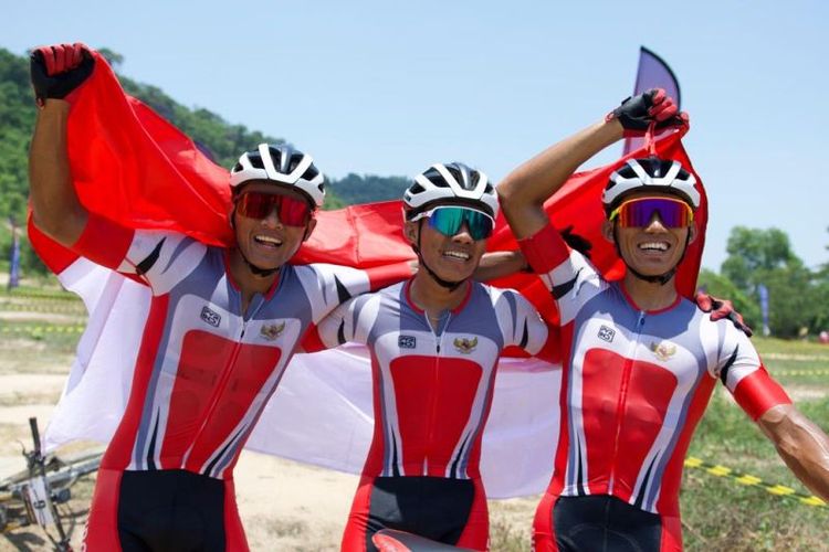 Feri Yudoyono (tengah) diapit Zaenal Fanani (kanan) dan Ihza Muhammad usai perlombaan nomor XCO Putra SEA Games 2023 di Kulen Mountains, Siem Reap, Kamboja, Sabtu. (6/5/2023).