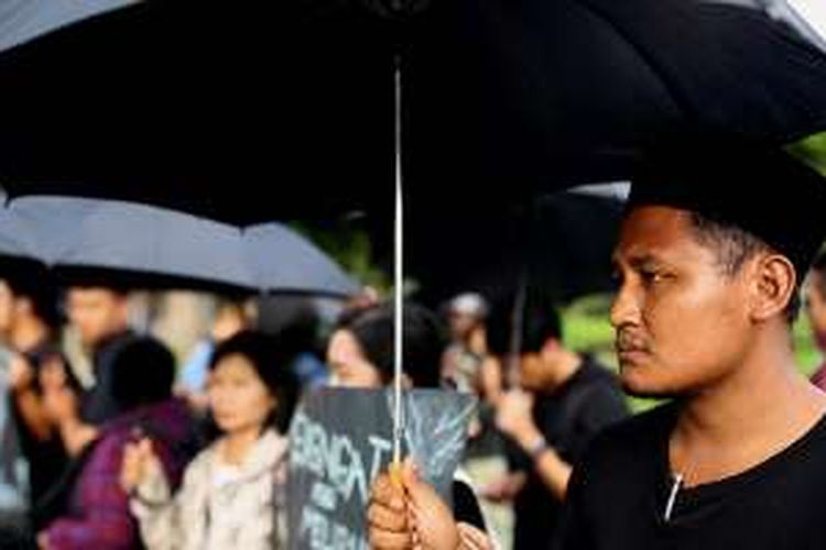 Aktivis Jaringan Solidaritas Korban untuk Keadilan menggelar aksi Kamisan ke-453 di depan Istana Merdeka, Jalan Medan Merdeka Utara, Jakarta Pusat, Kamis (4/8/2016). Dalam aksi itu mereka menuntut pemerintah menyelesaikan kasus-kasus pelangaran hak asasi manusia di masa lalu dan mengkritisi pelantikan Wiranto sebagai Menko Polhukam karena dianggap bertanggung jawab atas sejumlah kasus pelanggaran HAM di Indonesia.