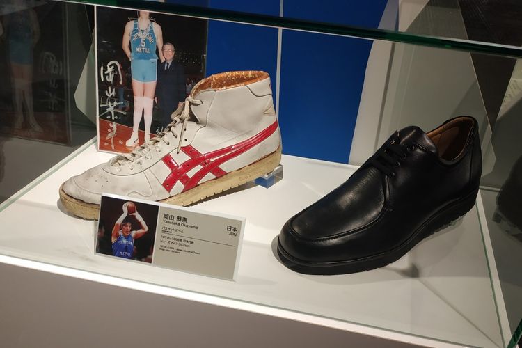 Koleksi sepatu Onitsuka Tiger yang berada di museum Onitsuka di Kobe, Jepang. Beberapa di antaranya menunjukkan sepatu awal Onitsuka yang belum memakai logo garis seperti yang kita kenal sekarang.