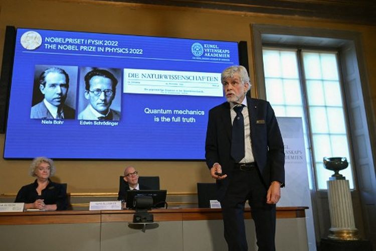 (Atas kiri-kanan) Fisikawan Denmark Niels Bohr dan fisikawan Austria-Irlandia Erwin Schroedinger terlihat di layar selama pengumuman pemenang Hadiah Nobel Fisika 2022 oleh Anggota Komite Nobel untuk Fisika (Kiri Bawah) Eva Olsson, Sekretaris Jenderal Kerajaan Akademi Ilmu Pengetahuan Swedia Hans Ellegren dan Thors Hans Hansson, di Akademi Ilmu Pengetahuan Kerajaan Swedia di Stockholm, Swedia, pada 4 Oktober 2022. - Akademi Ilmu Pengetahuan Kerajaan Swedia telah memutuskan untuk menganugerahkan Hadiah Nobel Fisika 2022 kepada fisikawan eksperimental Prancis Alain Aspect, fisikawan teoretis dan eksperimental AS John Francis Clauser dan fisikawan kuantum Austria Anton Zeilinger, atas penemuan di bidang mekanika kuantum yang telah membuka jalan bagi komputer kuantum, jaringan, dan komunikasi terenkripsi yang aman. (Foto oleh Jonathan NACKSTRAND / AFP)