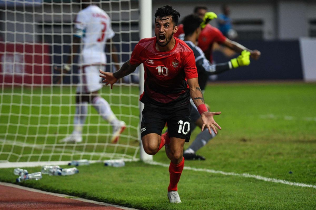 Pesepak bola Indonesia Stefano Lilipaly merayakan golnya saat pertandingan Babak 16 besar Asian Games ke 18 di Stadion Wibawa Mukti, Cikarang, Jawa Barat, Jumat (24/8/2018). Indonesia kalah adu penalti dengan skor 3-4.